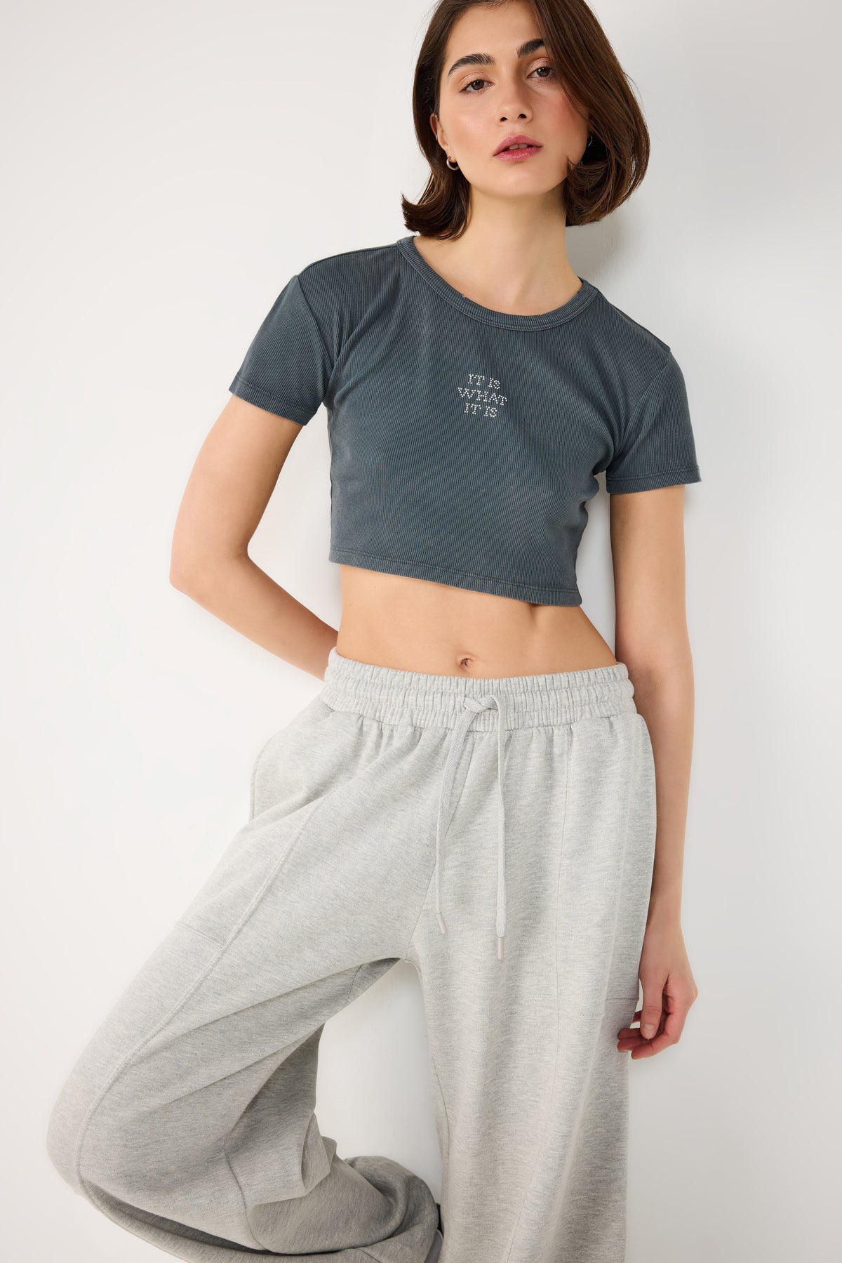 Crop-T-Shirt mit Steinverzierungen und Rippenmuster