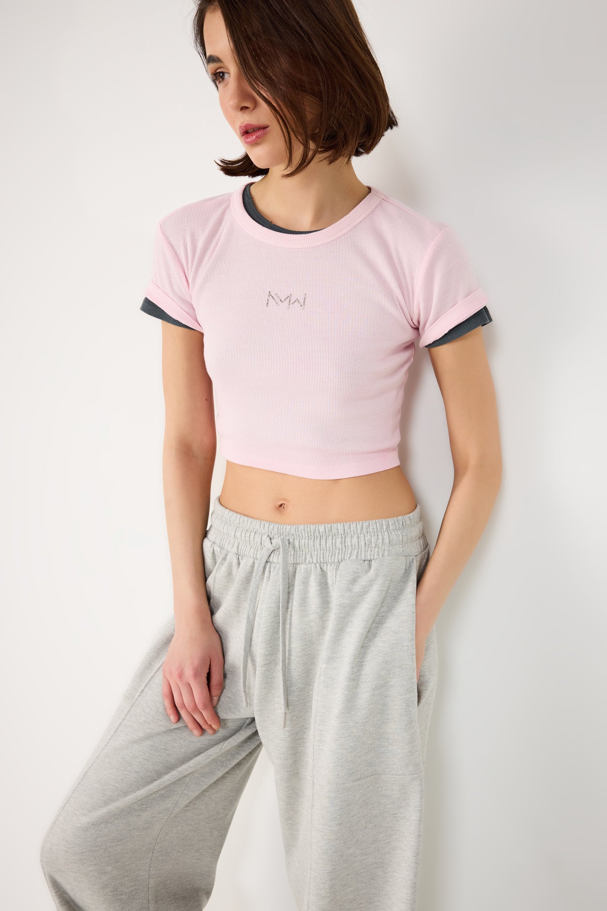 Crop-T-Shirt mit Steinverzierungen und Rippenmuster