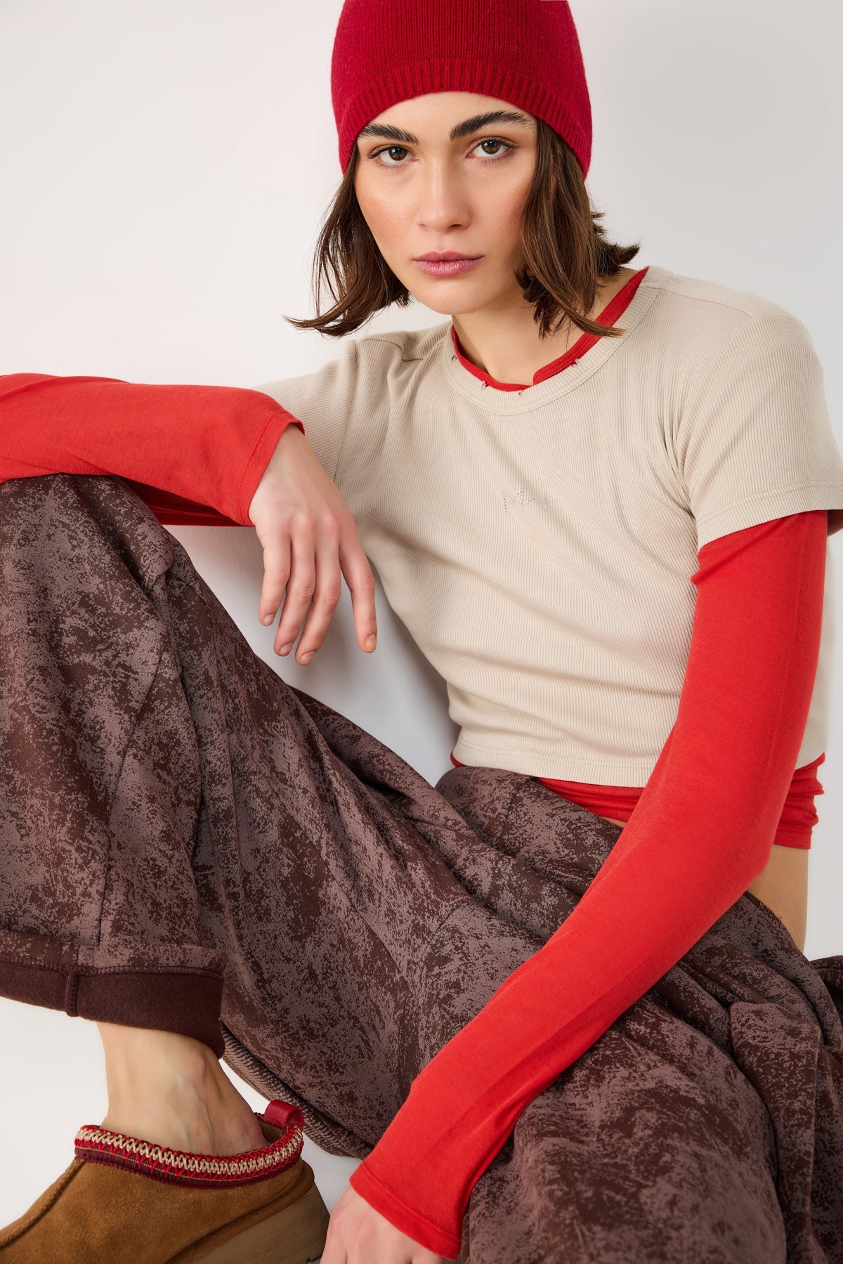 Crop-T-Shirt mit Steinverzierungen und Rippenmuster