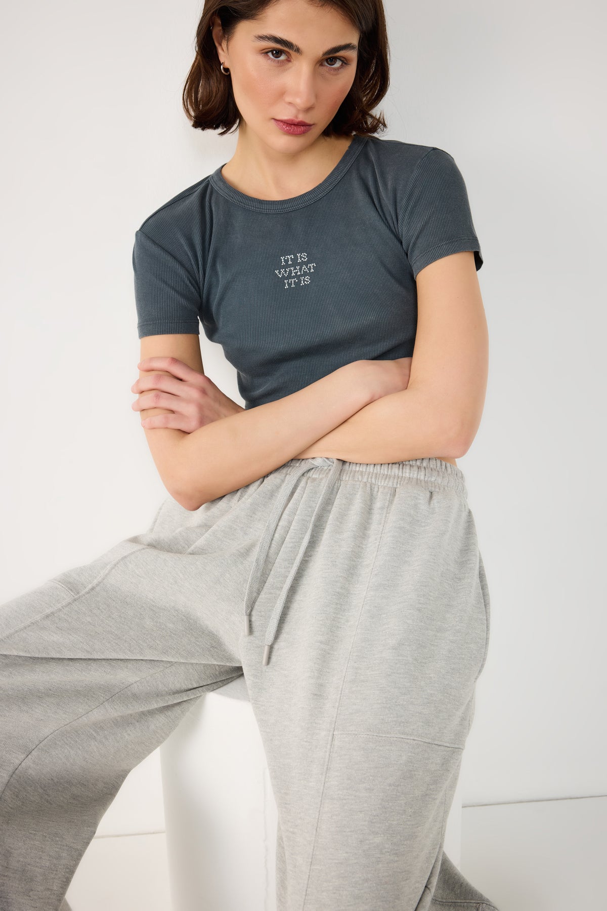 Crop-T-Shirt mit Steinverzierungen und Rippenmuster