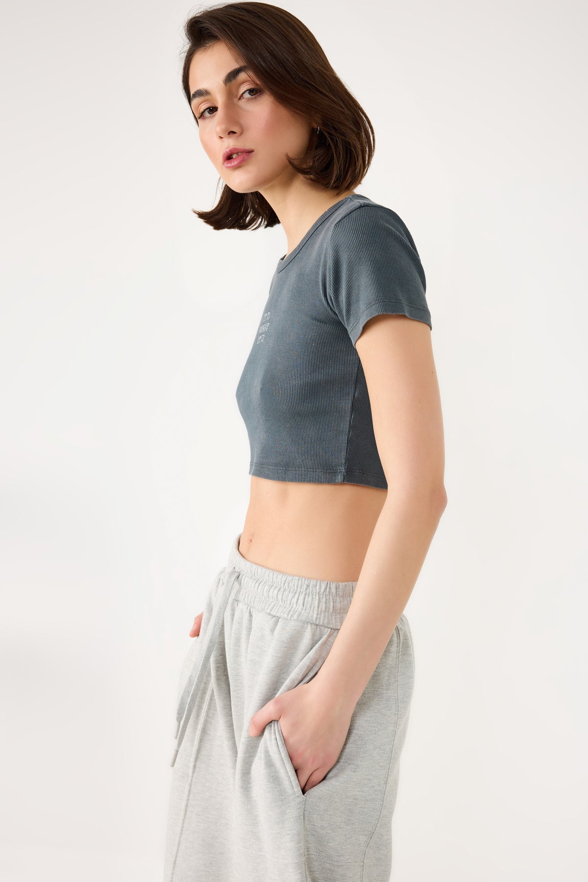 Crop-T-Shirt mit Steinverzierungen und Rippenmuster