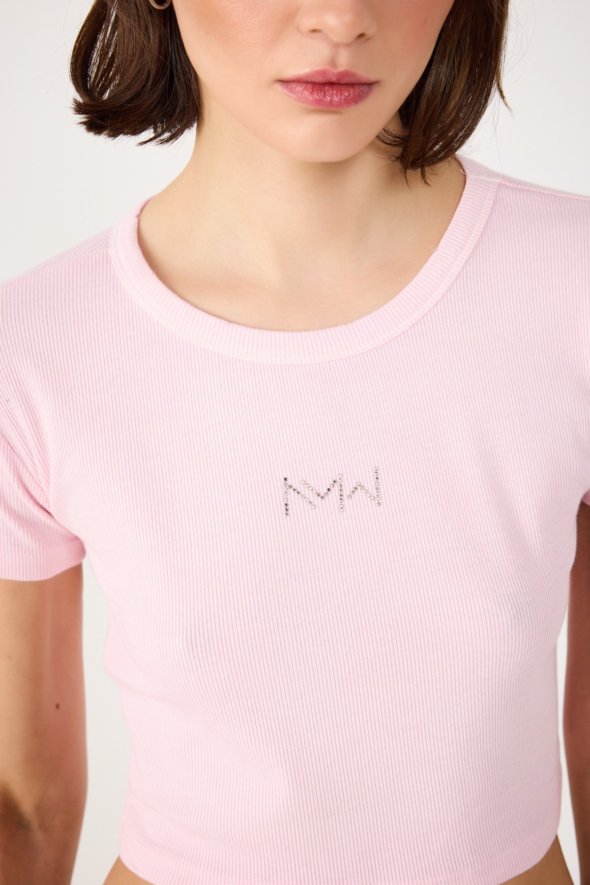 Crop-T-Shirt mit Steinverzierungen und Rippenmuster