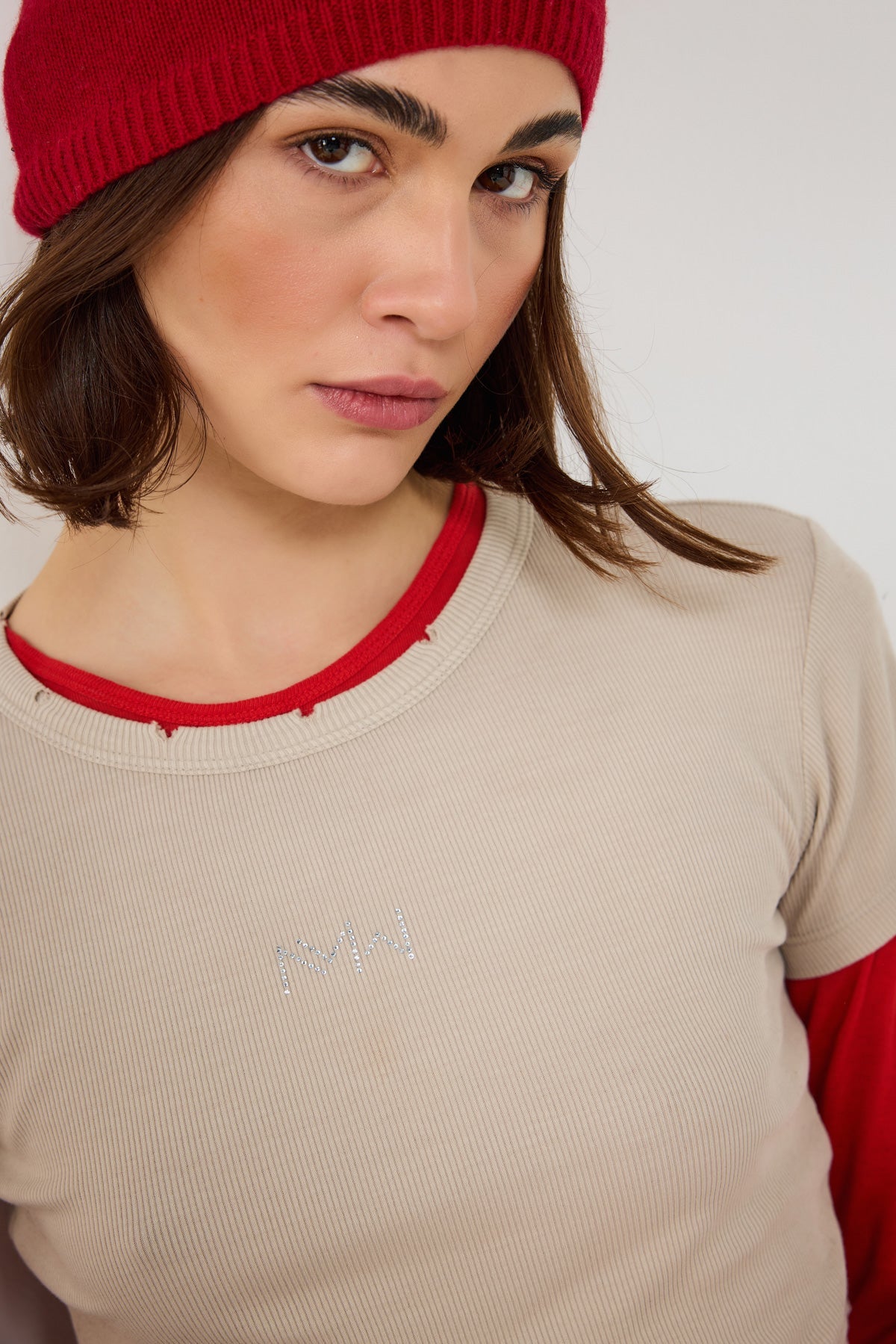 Crop-T-Shirt mit Steinverzierungen und Rippenmuster