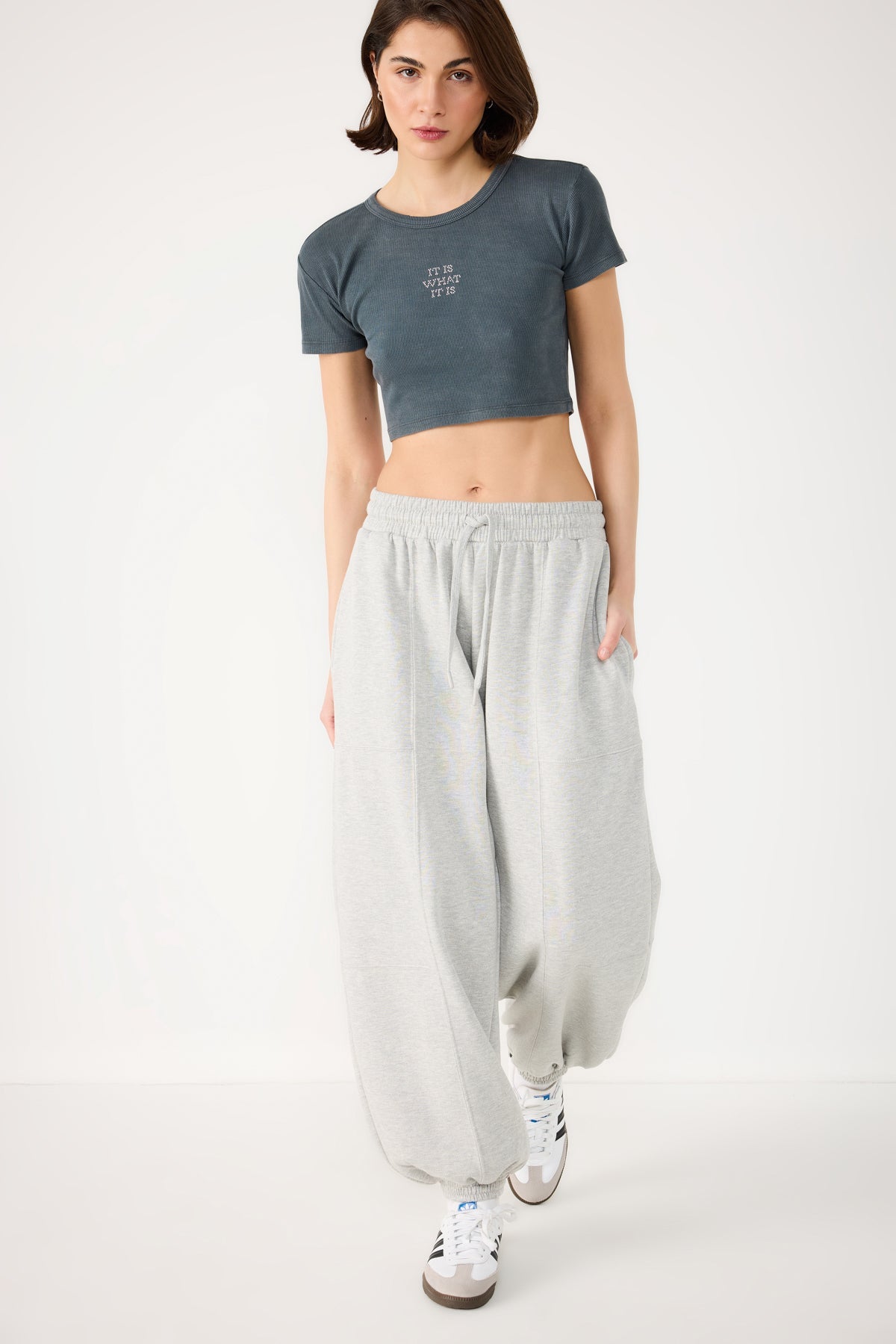 Crop-T-Shirt mit Steinverzierungen und Rippenmuster