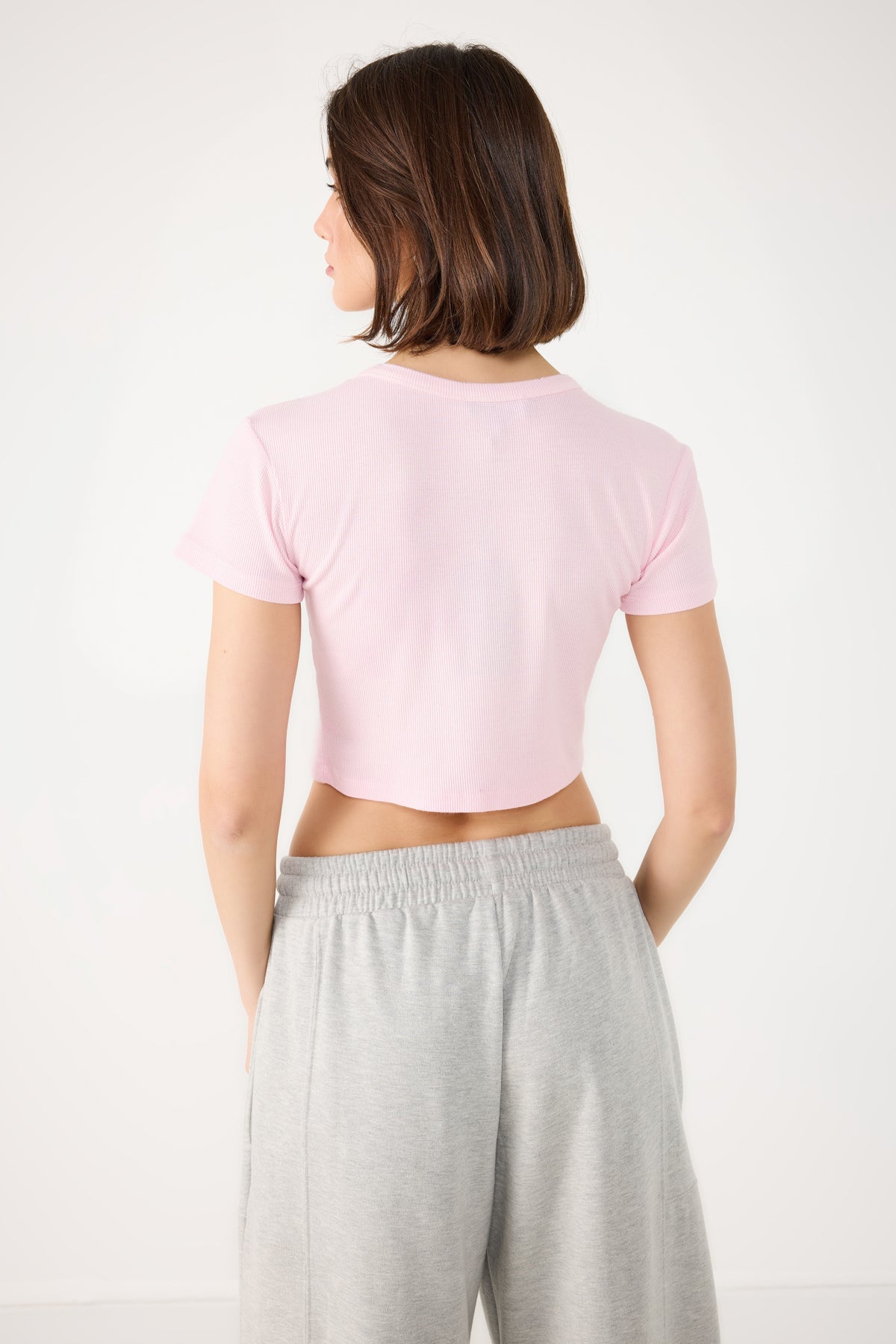 Crop-T-Shirt mit Steinverzierungen und Rippenmuster