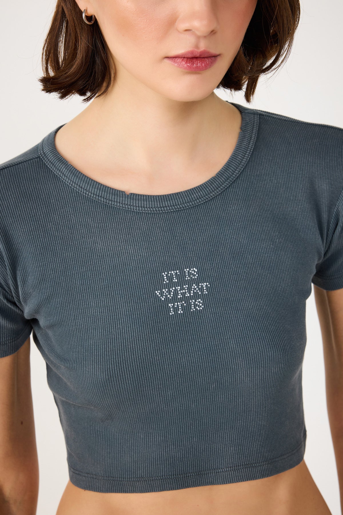 Crop-T-Shirt mit Steinverzierungen und Rippenmuster