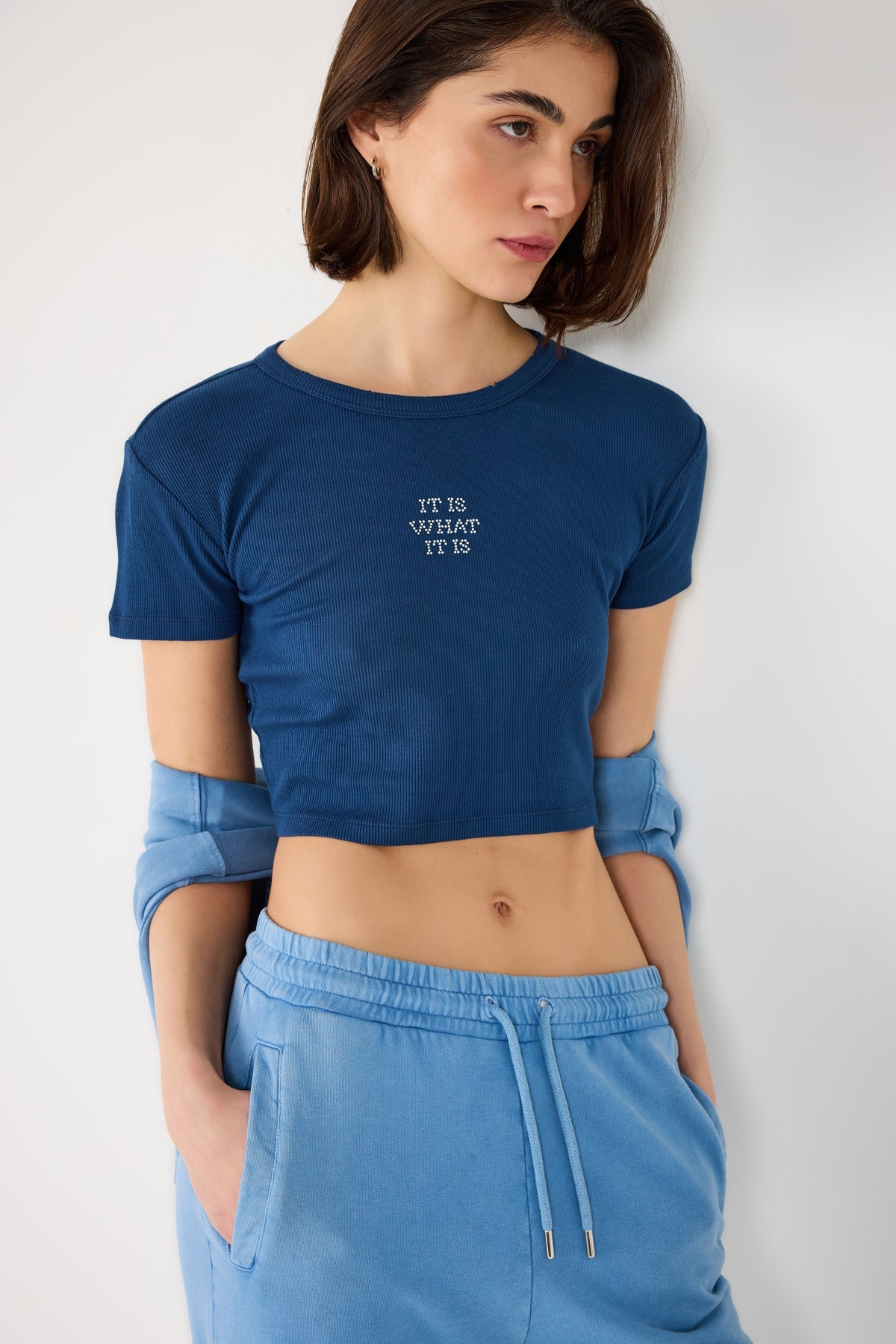 Crop-T-Shirt mit Steinverzierungen und Rippenmuster
