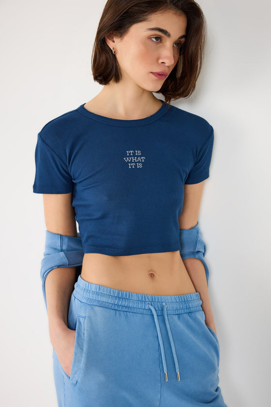Crop-T-Shirt mit Steinverzierungen und Rippenmuster