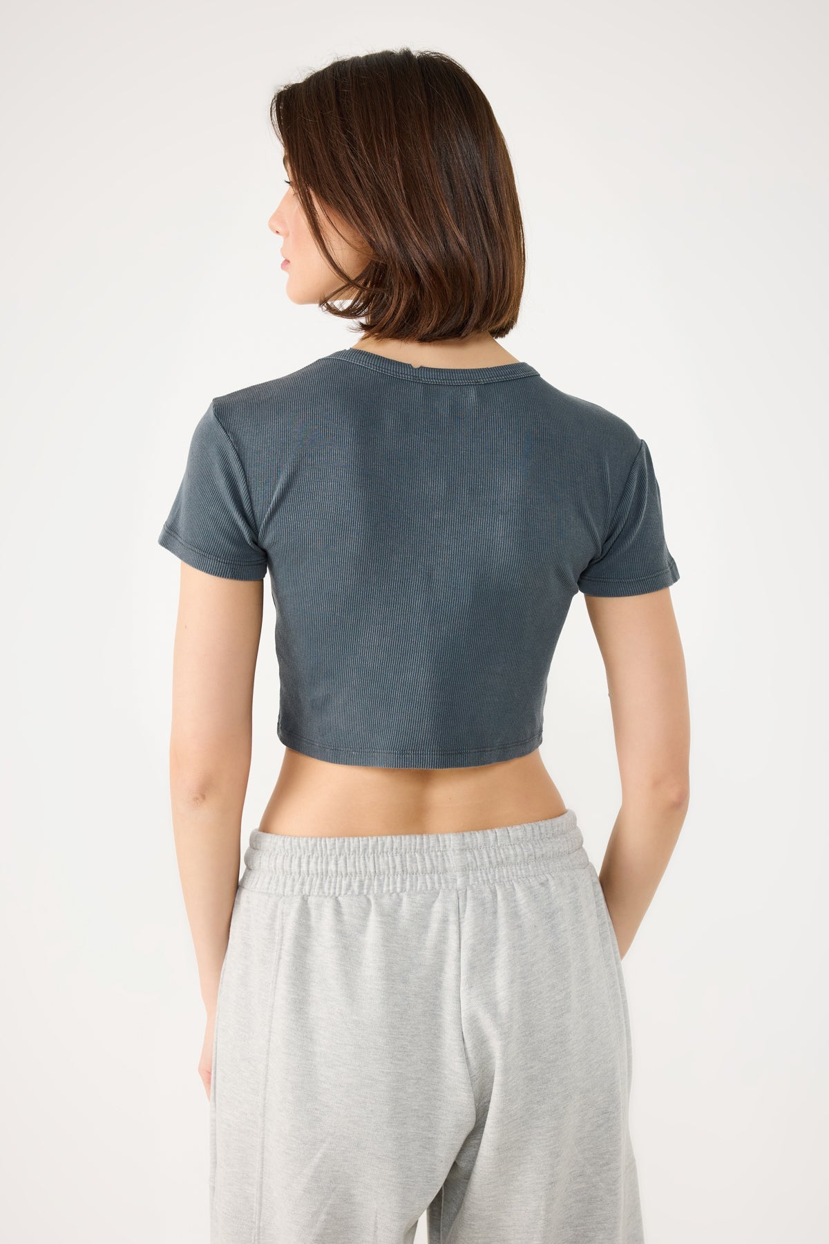 Crop-T-Shirt mit Steinverzierungen und Rippenmuster