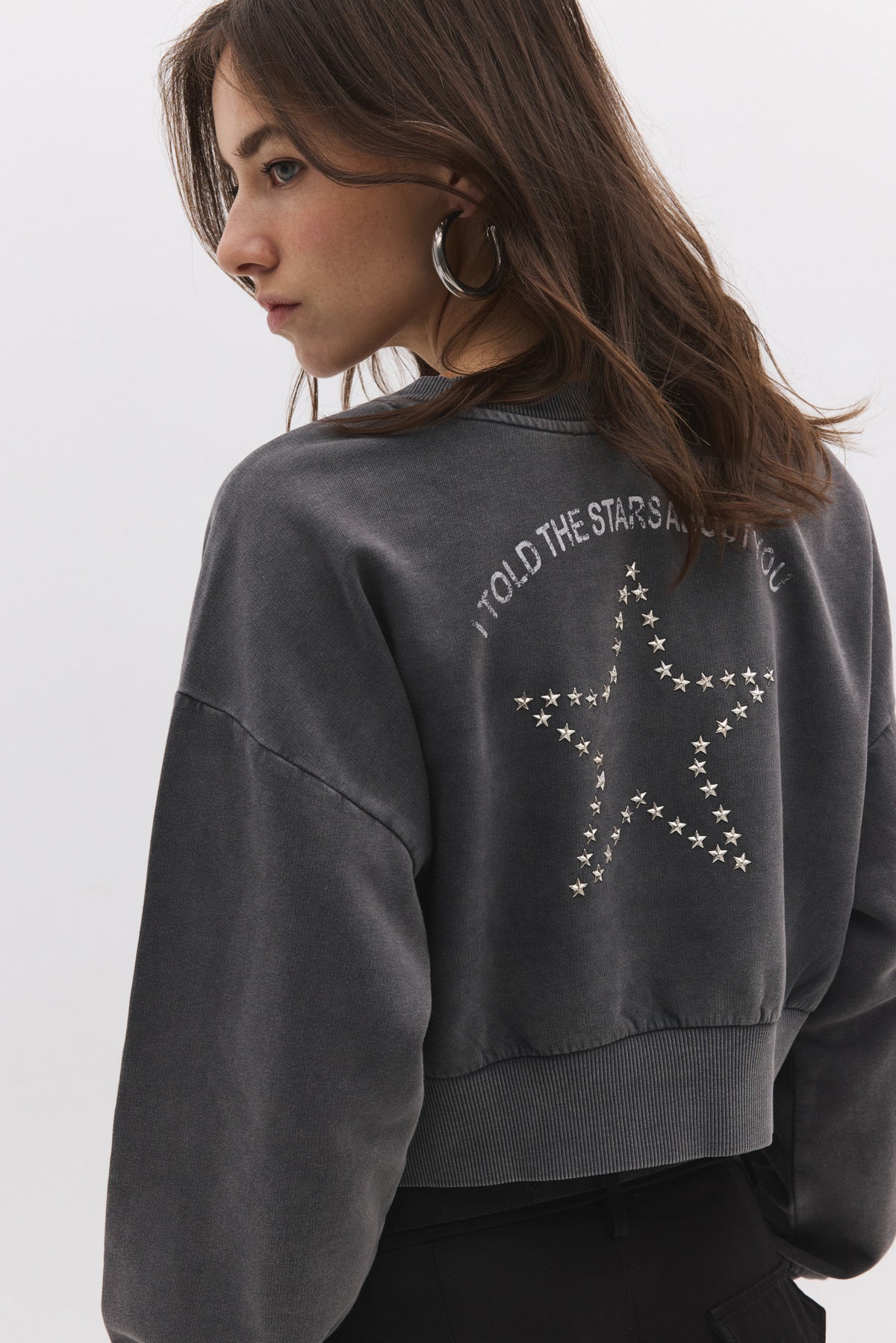Sweatshirt mit Steinverzierungen
