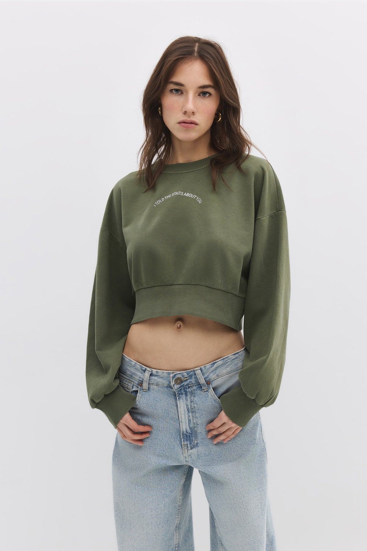 Sweatshirt mit Steinverzierungen
