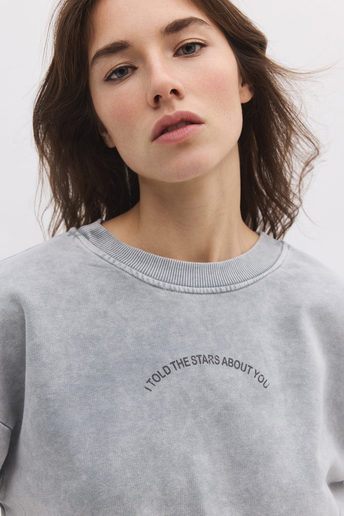 Sweatshirt mit Steinverzierungen