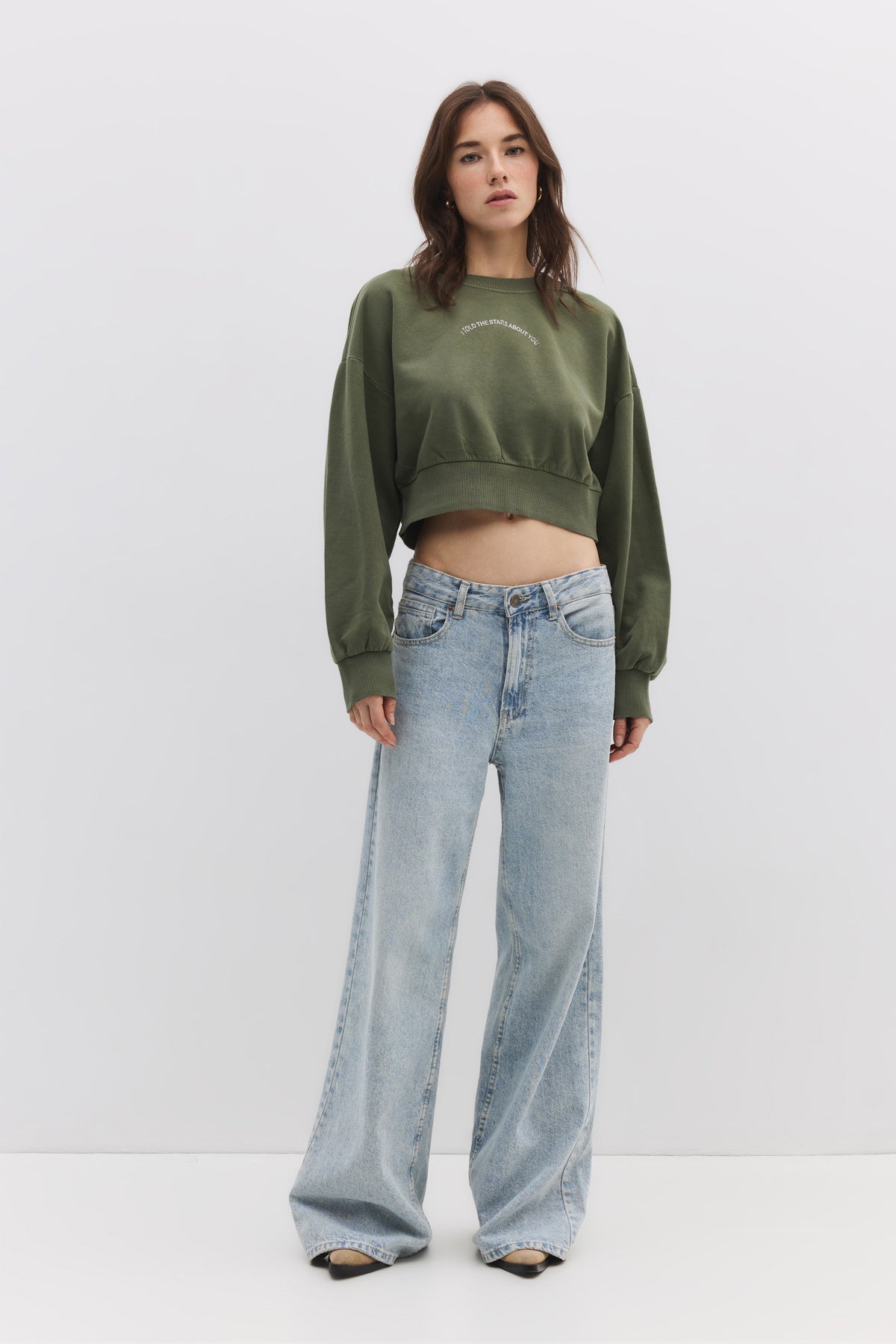 Sweatshirt mit Steinverzierungen