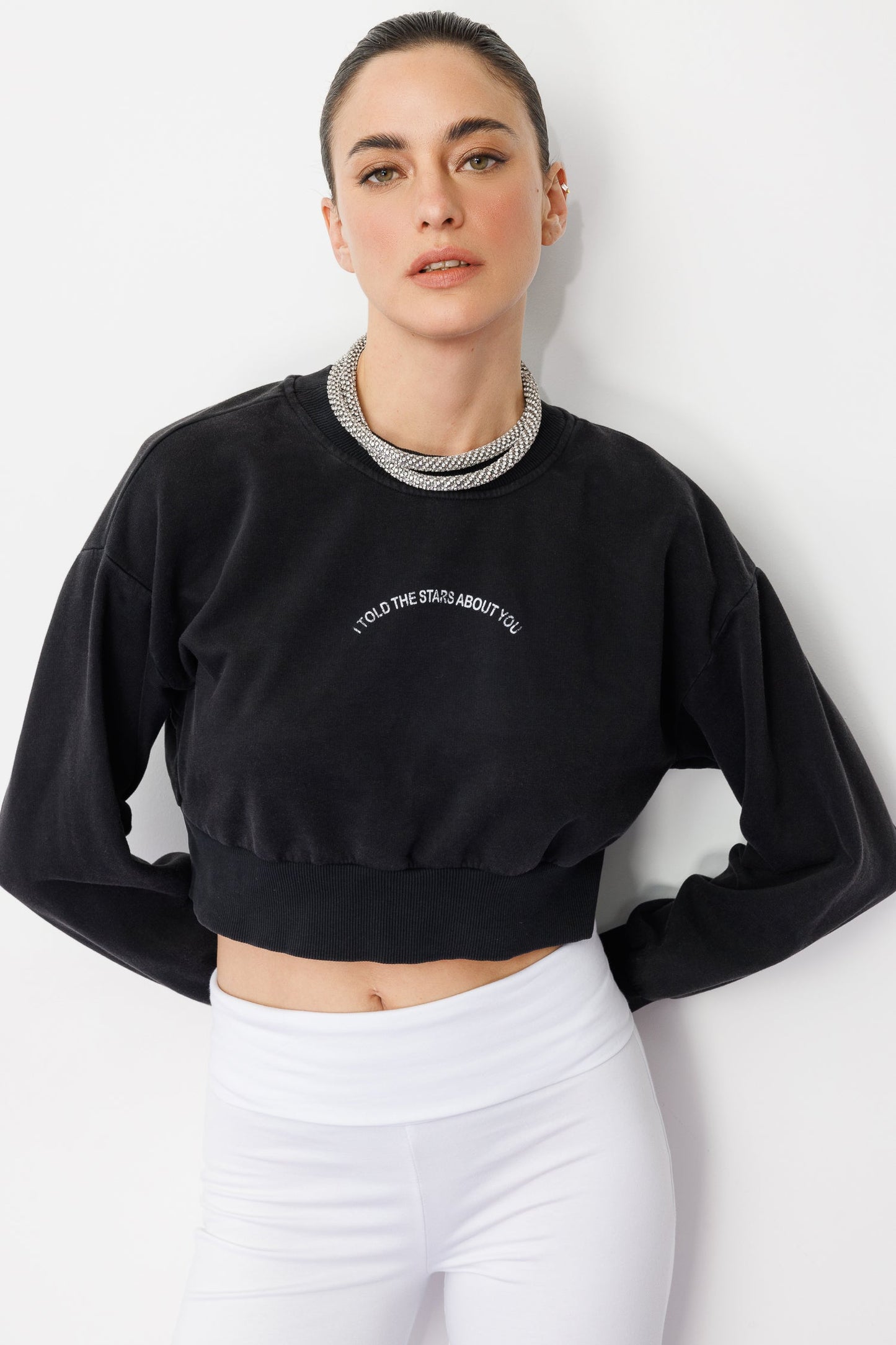 Sweatshirt mit Steinverzierungen