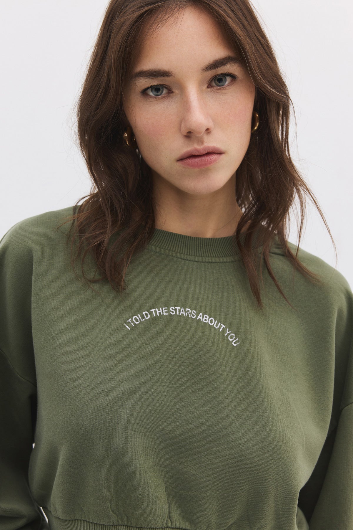 Sweatshirt mit Steinverzierungen