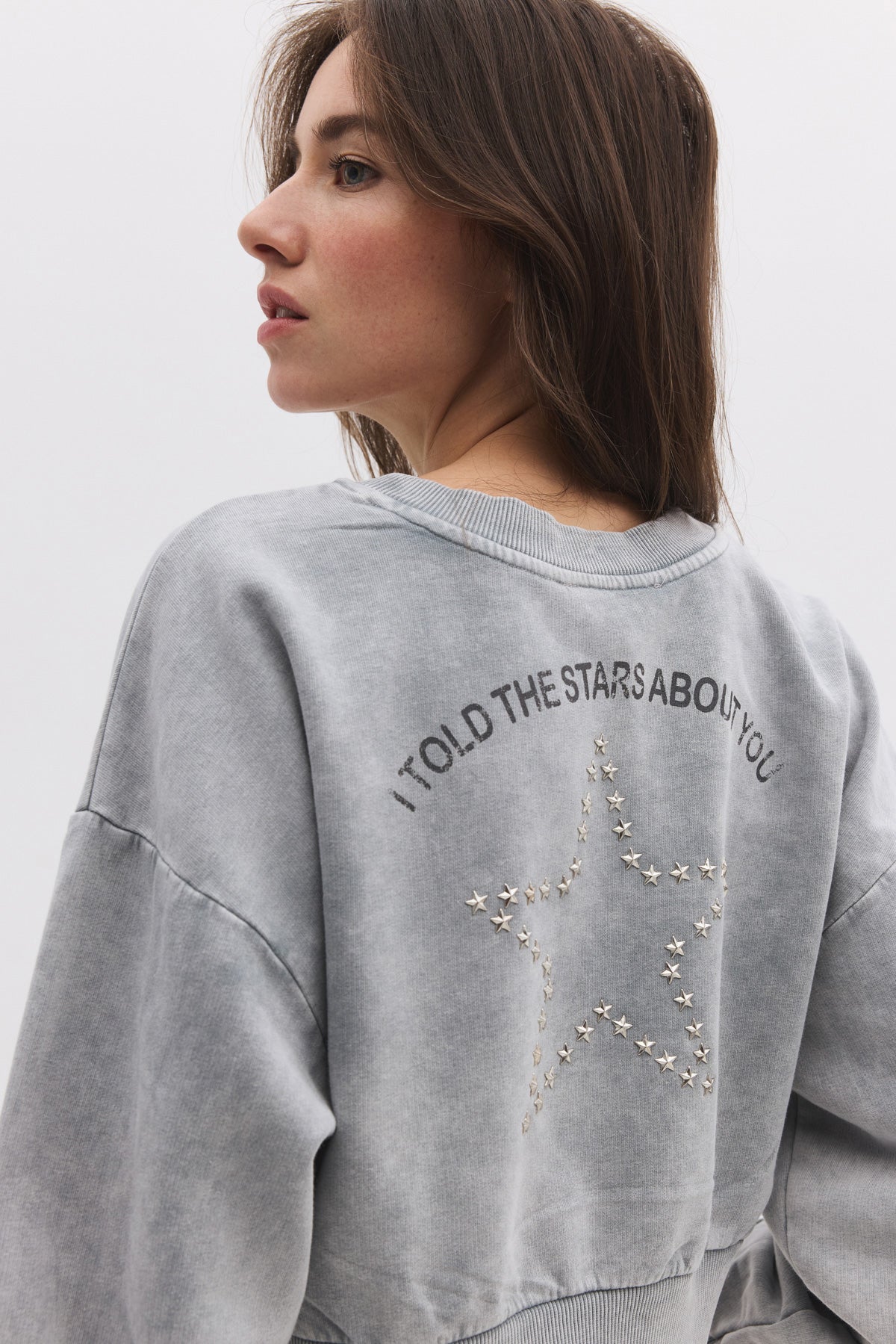 Sweatshirt mit Steinverzierungen