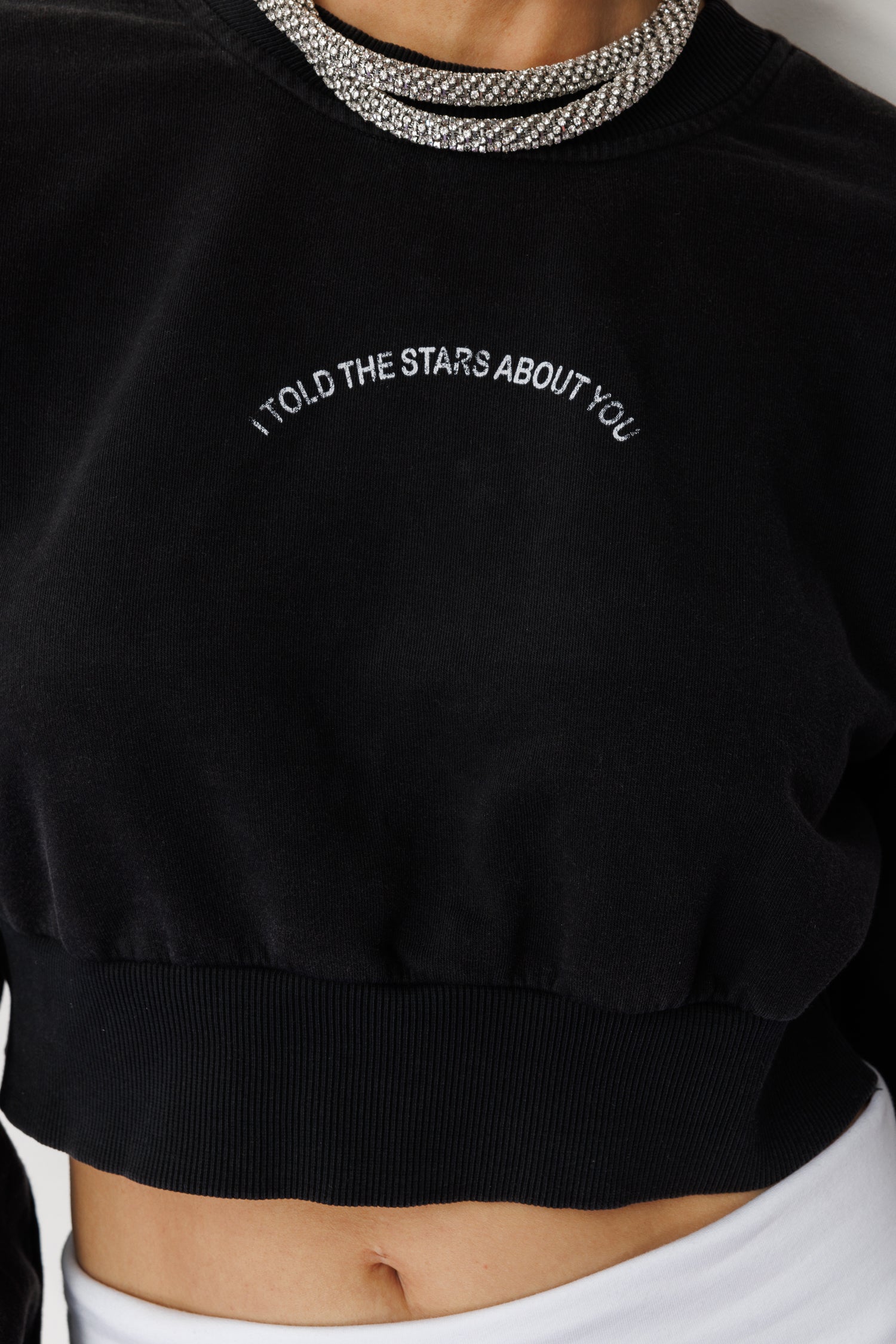 Sweatshirt mit Steinverzierungen