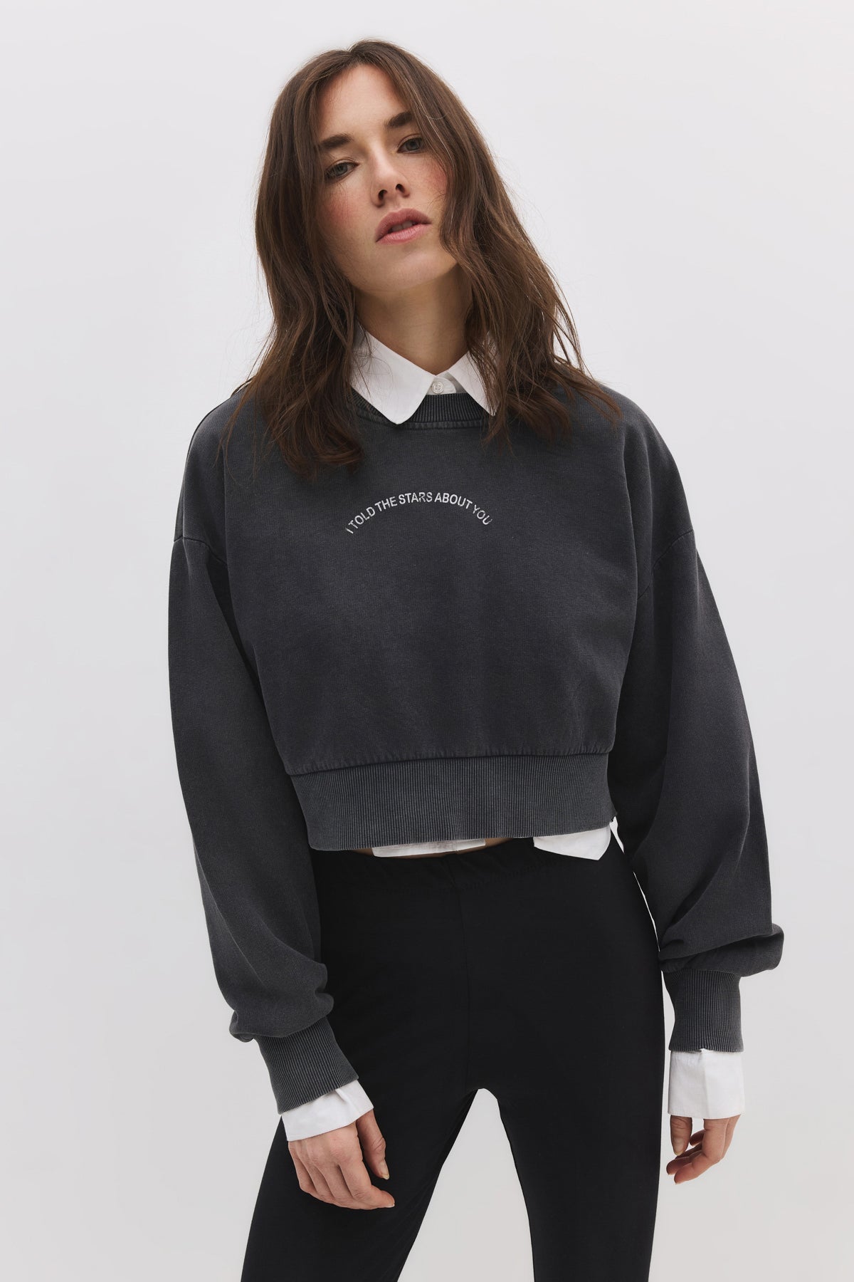 Sweatshirt mit Steinverzierungen