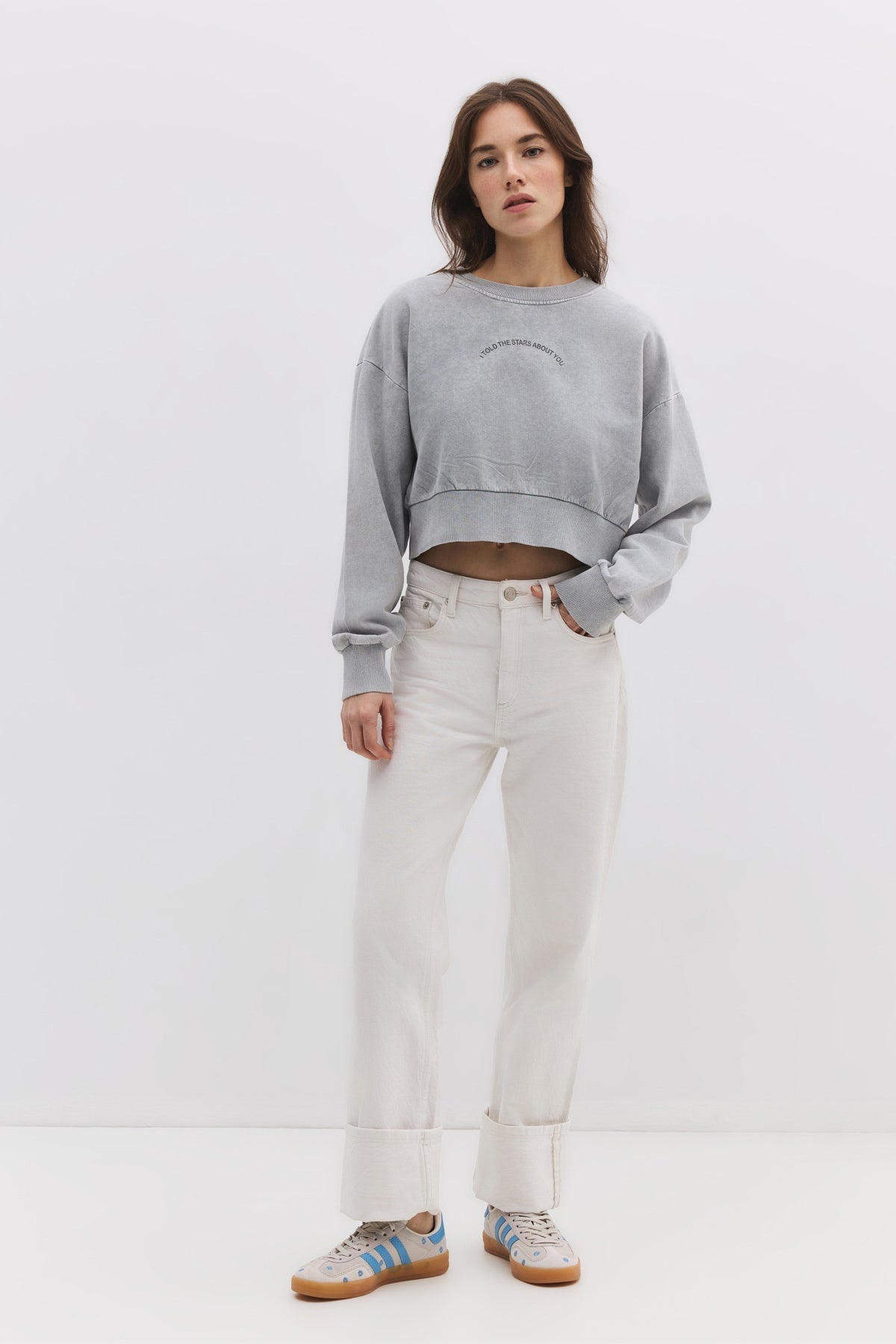 Sweatshirt mit Steinverzierungen