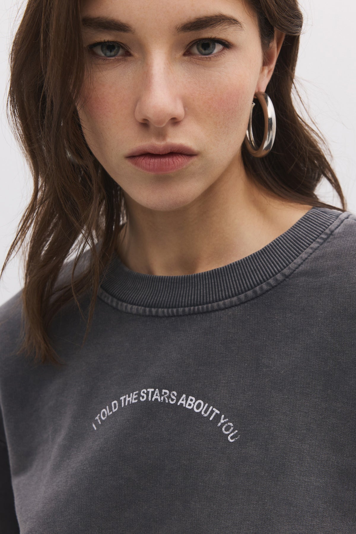 Sweatshirt mit Steinverzierungen