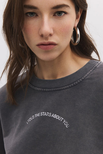 Sweatshirt mit Steinverzierungen