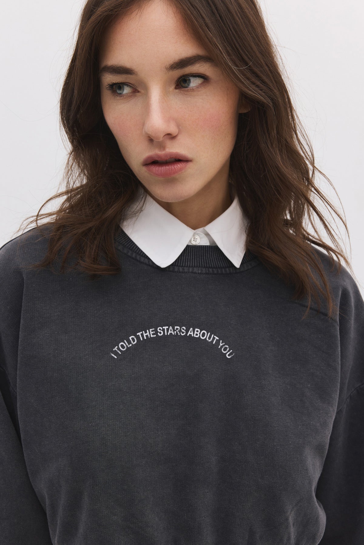 Sweatshirt mit Steinverzierungen
