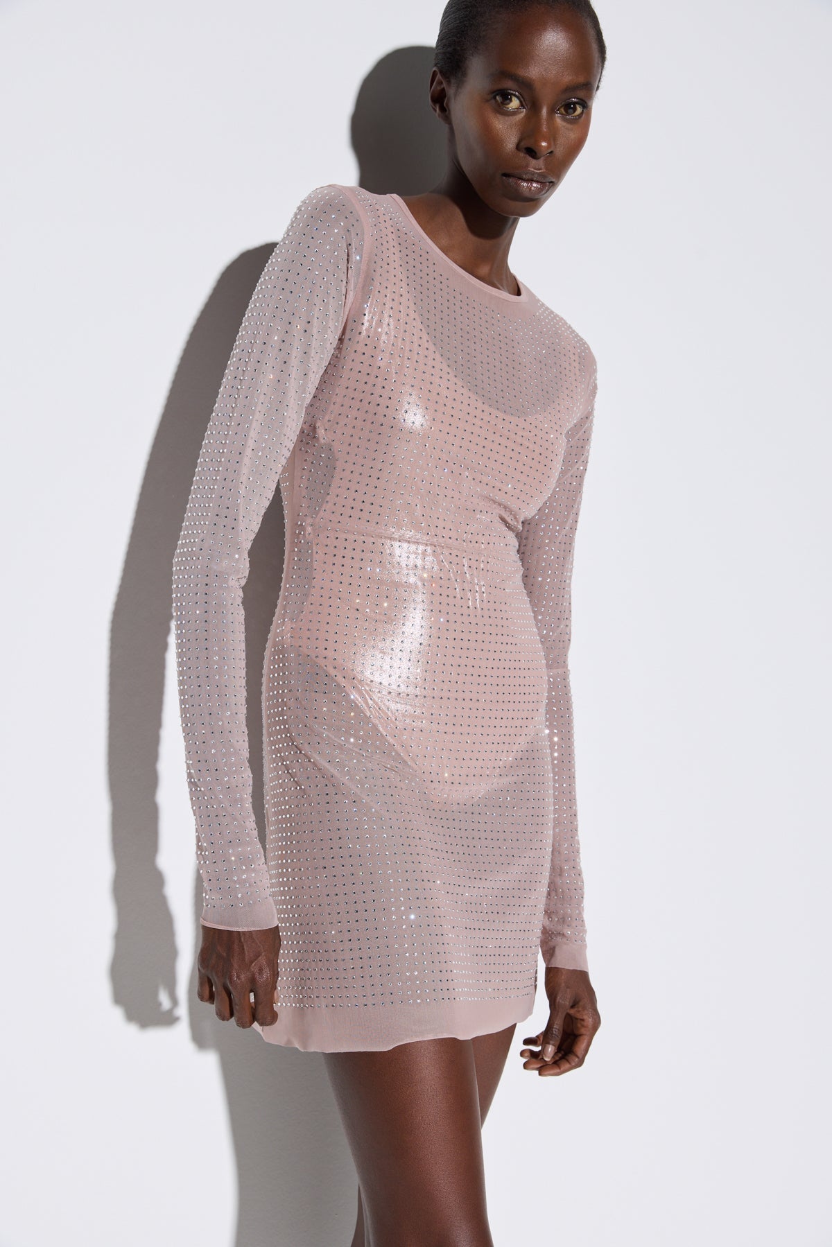 Ungefüttertes Minikleid aus mit Steinen besetztem Tüllstoff
