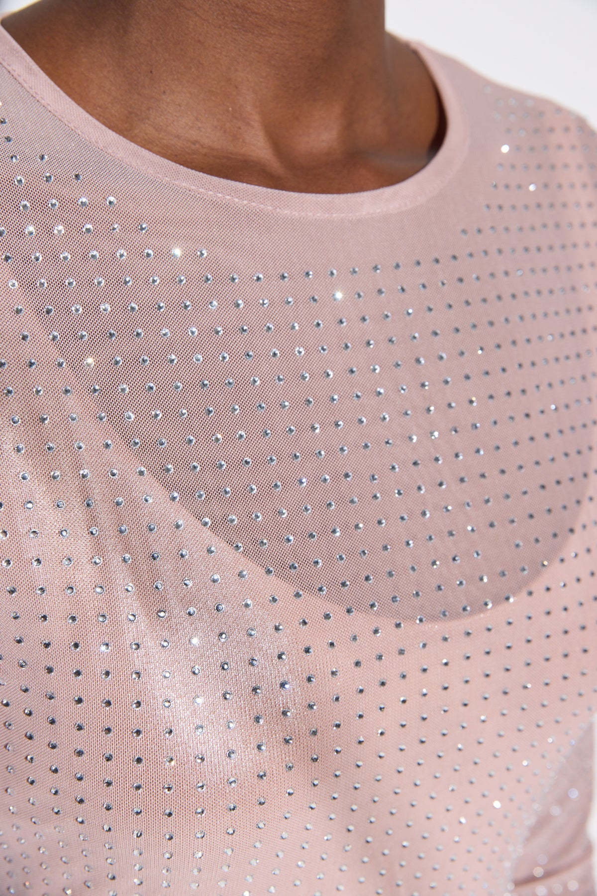 Ungefüttertes Minikleid aus mit Steinen besetztem Tüllstoff