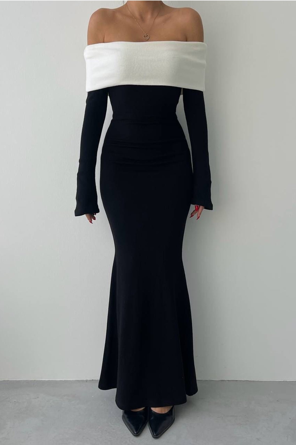 Langes Kleid im Bleistift-Schnitt mit langen Ärmeln