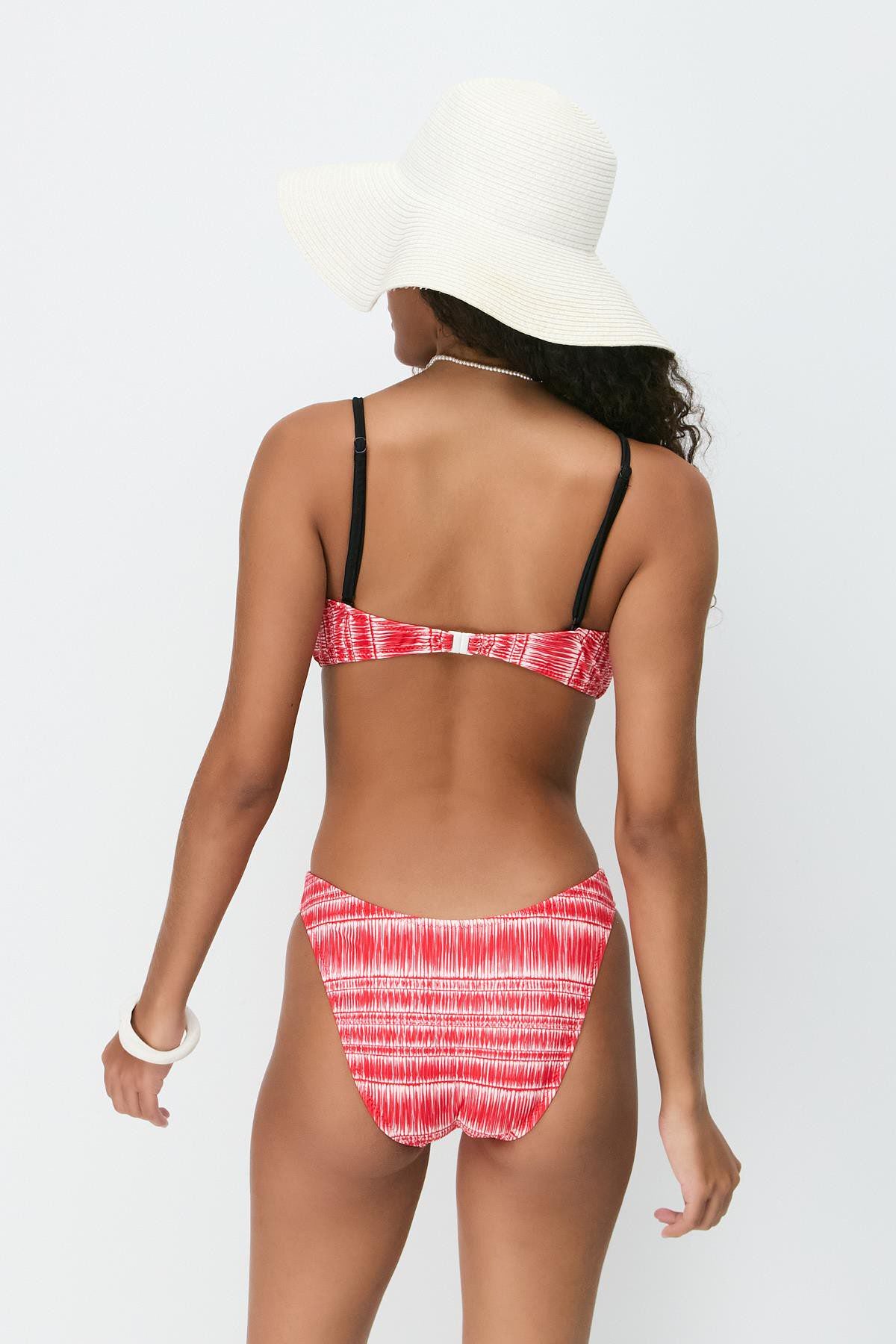 Vorne gebundenes Bikini-Set