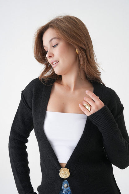 Langärmelige Strickjacke mit einem Knopfdetail