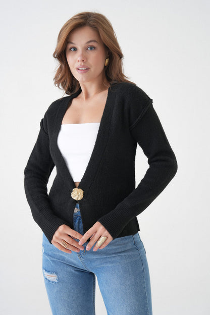 Langärmelige Strickjacke mit einem Knopfdetail