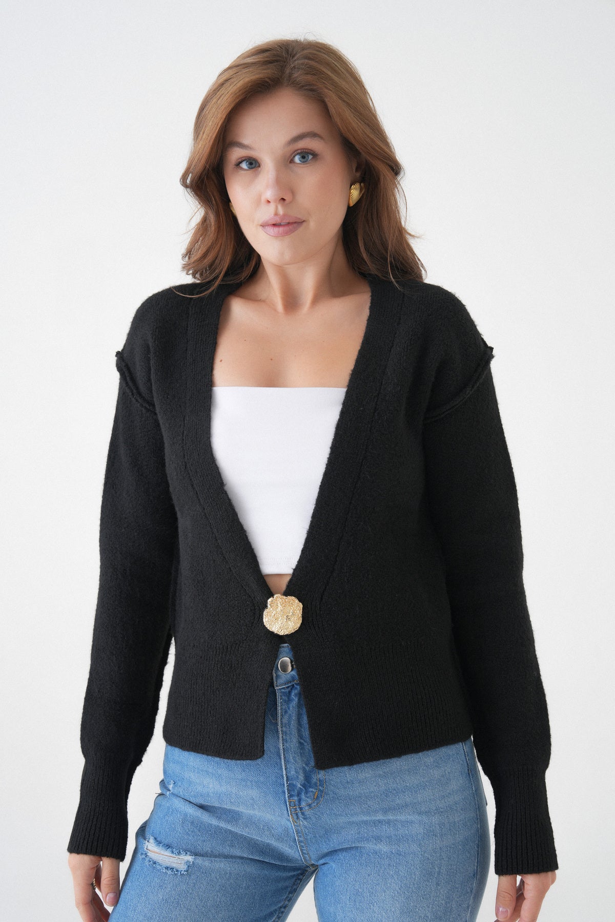 Langärmelige Strickjacke mit einem Knopfdetail