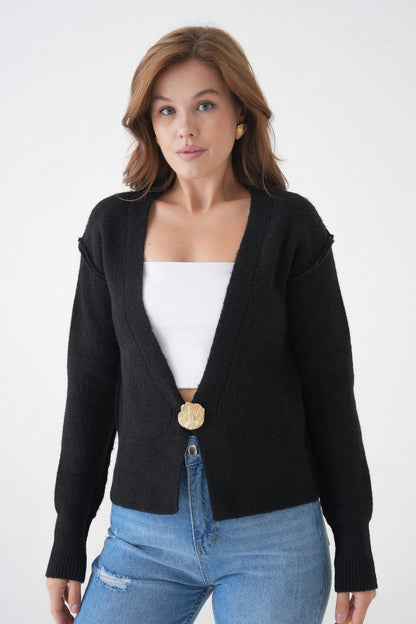 Langärmelige Strickjacke mit einem Knopfdetail