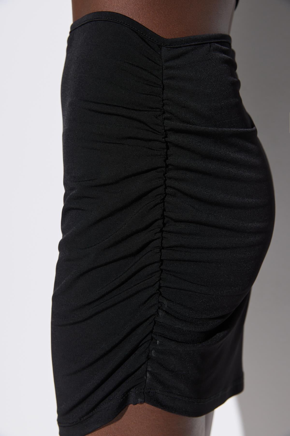 Minikleid mit einem Träger und Bindeband