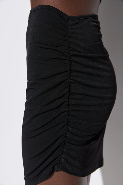 Minikleid mit einem Träger und Bindeband
