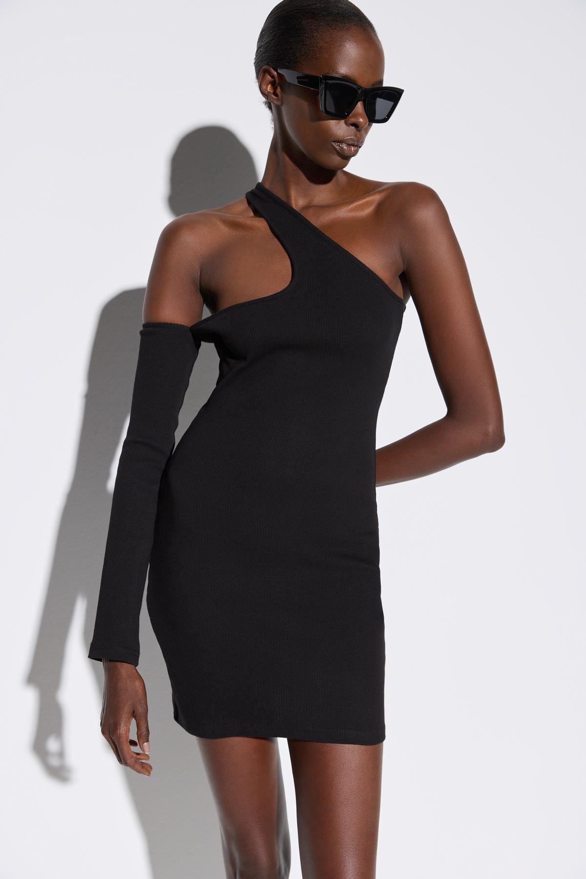 Einärmeliges Kleid