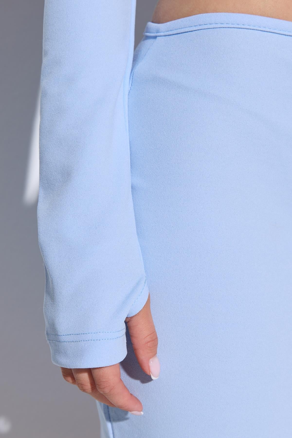 Tief ausgeschnittenes Minikleid
