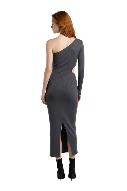 Langes Kleid mit einer Schulter