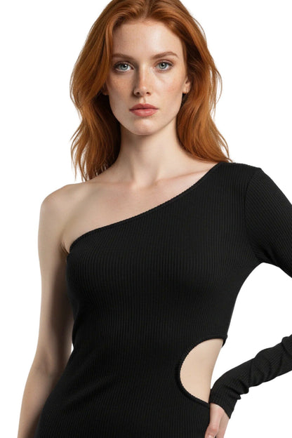 Langes Kleid mit einer Schulter
