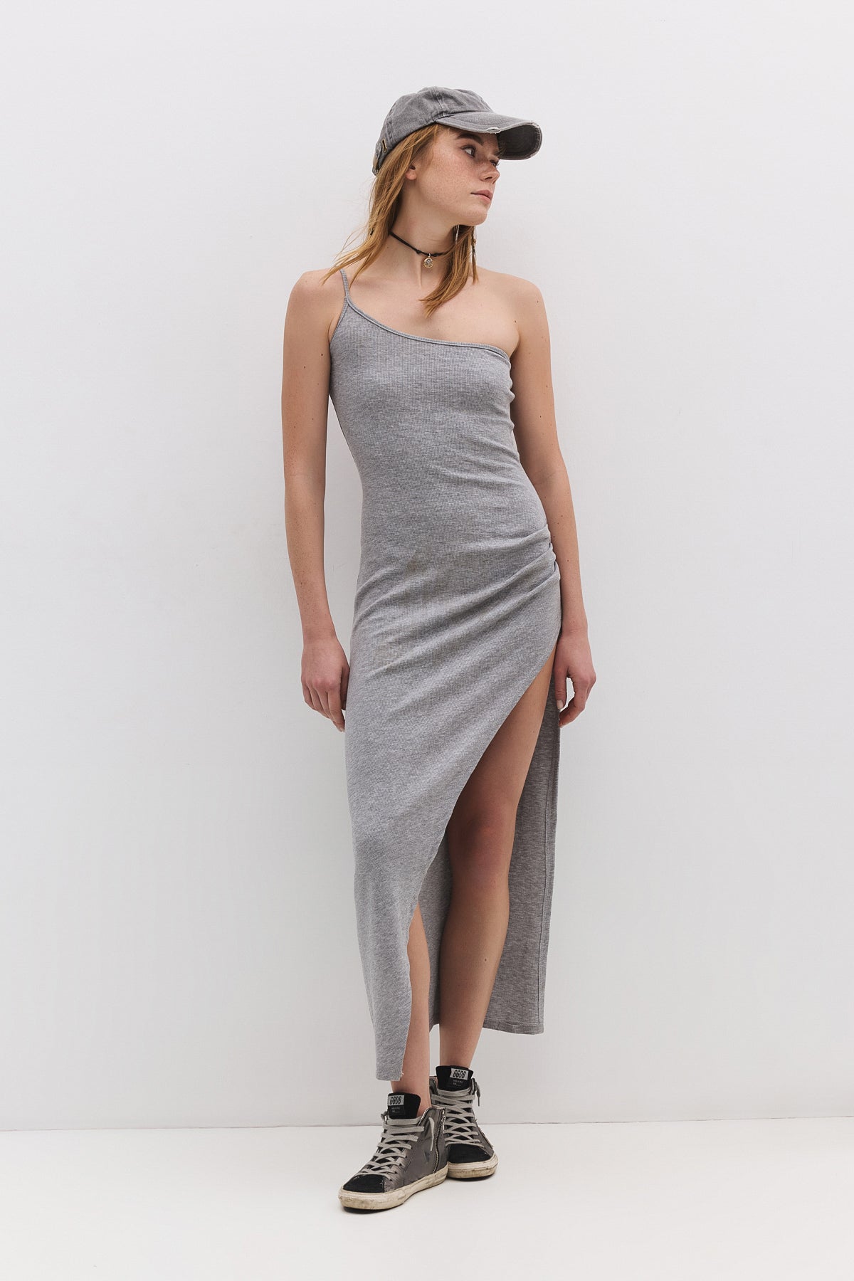 Maxikleid mit einem Träger und tiefem Schlitz