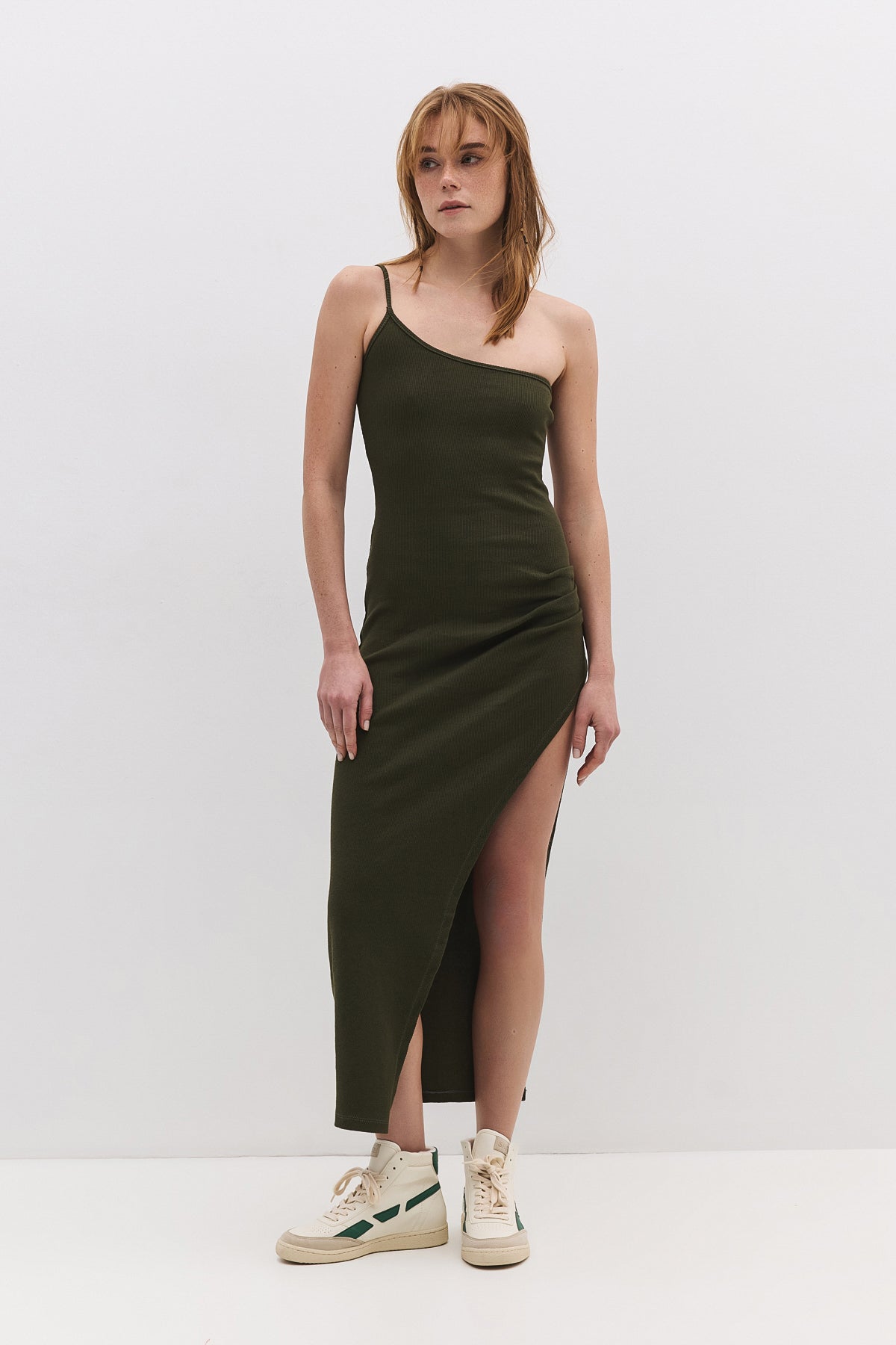 Maxikleid mit einem Träger und tiefem Schlitz