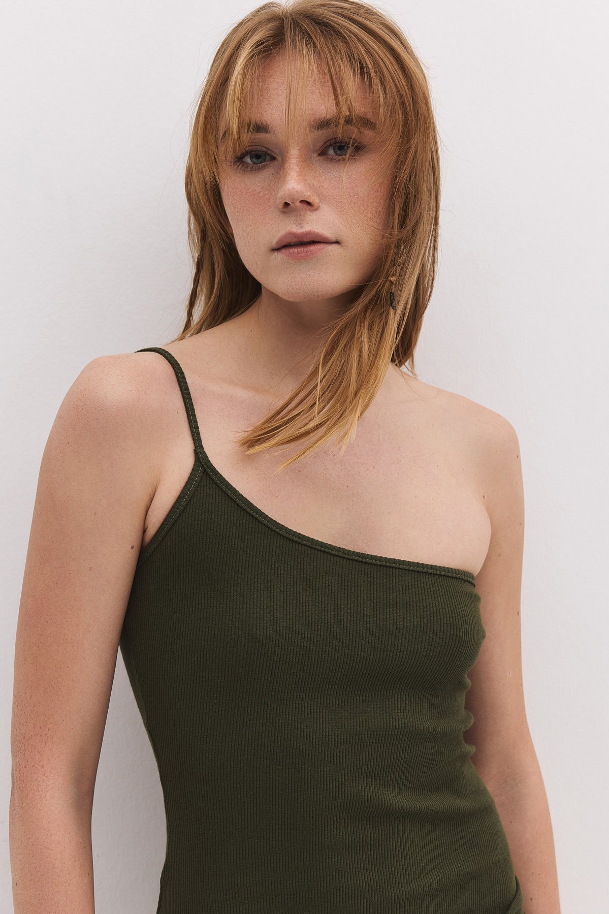 Maxikleid mit einem Träger und tiefem Schlitz