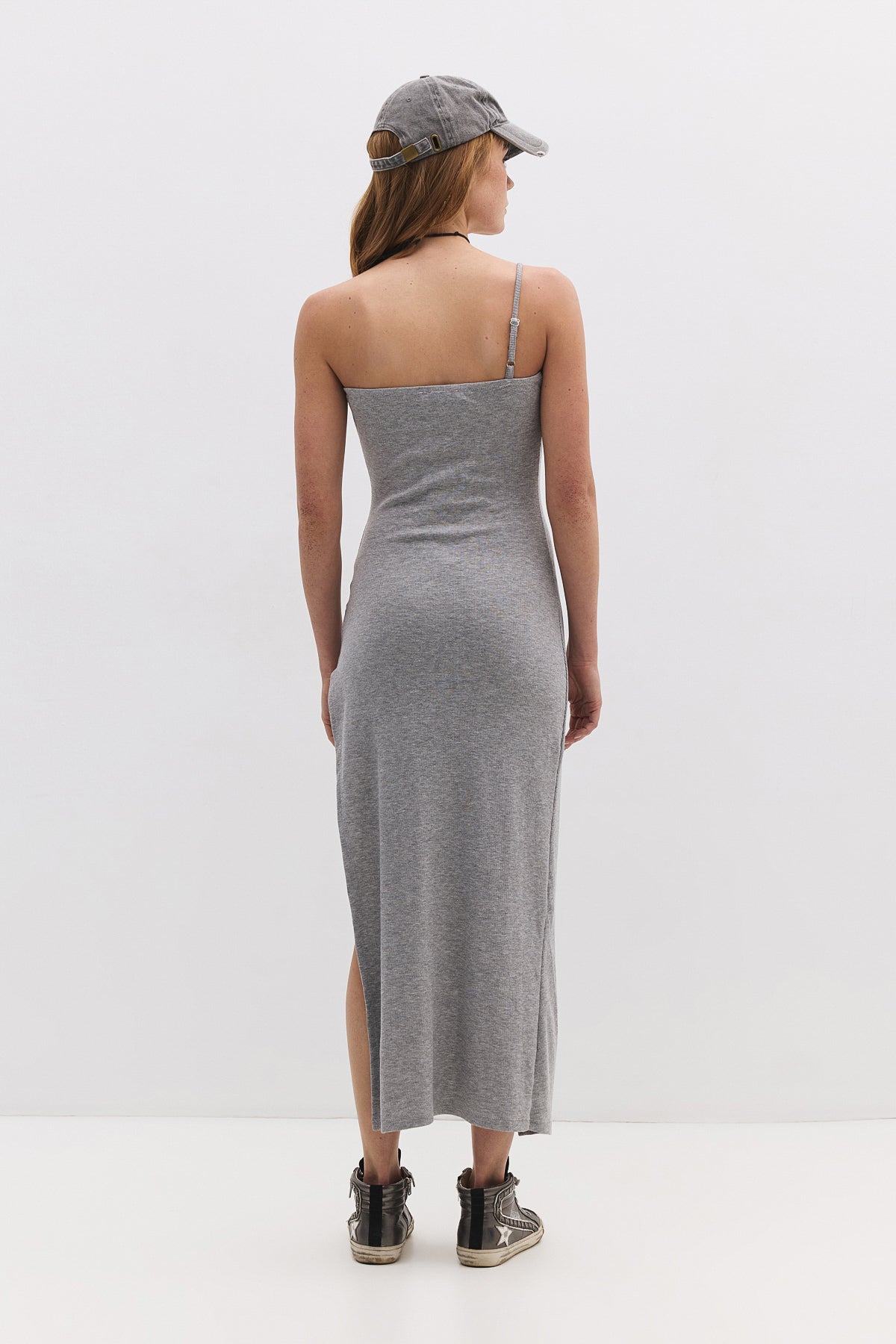 Maxikleid mit einem Träger und tiefem Schlitz