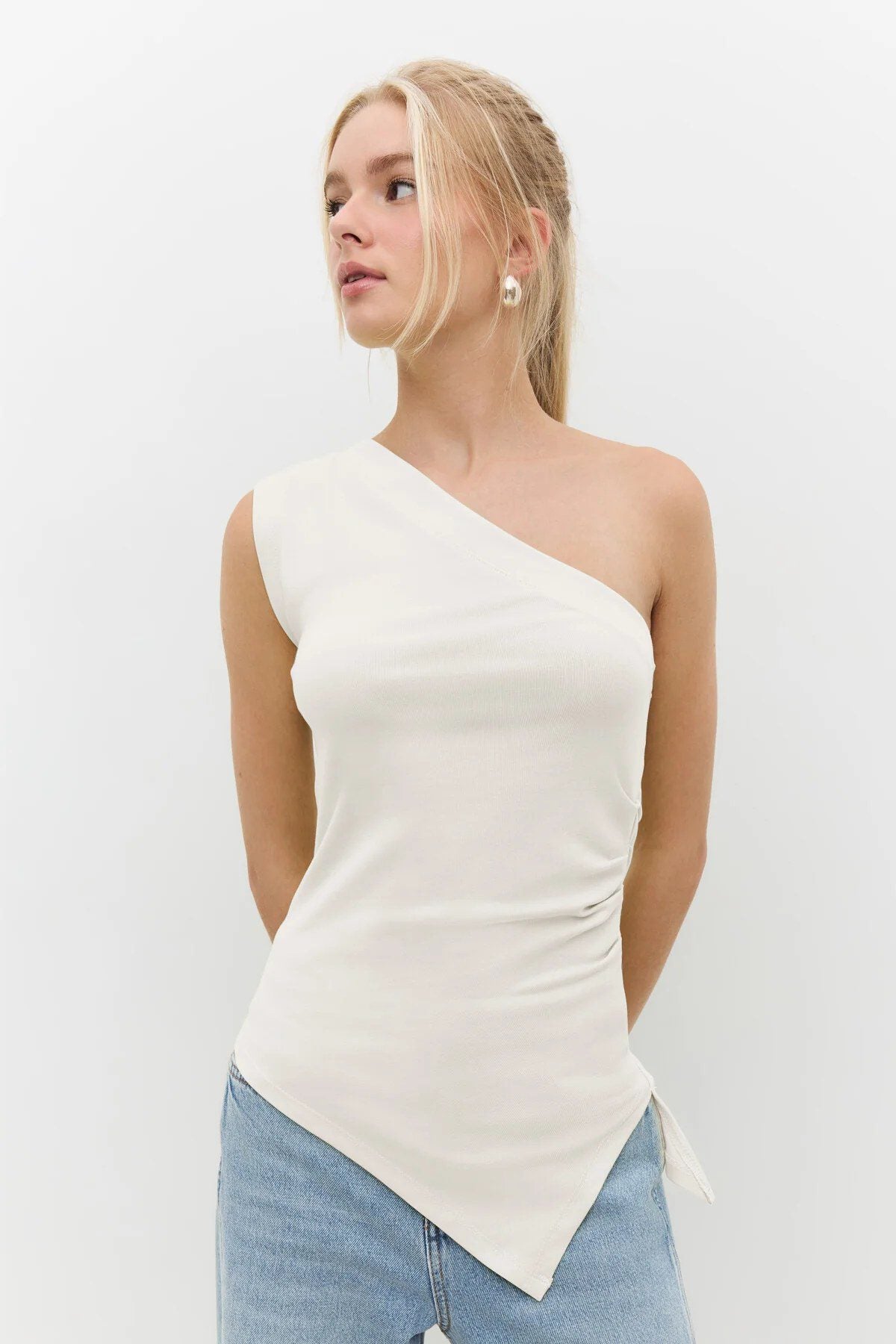 Ärmellose Bluse mit einer Schulter