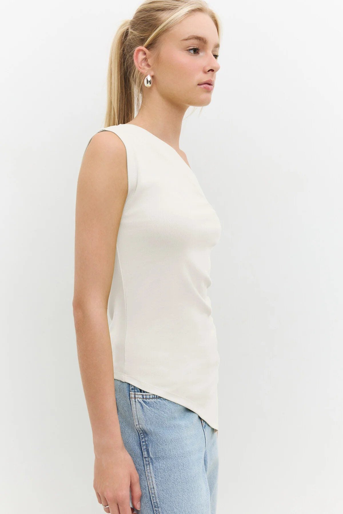 Ärmellose Bluse mit einer Schulter