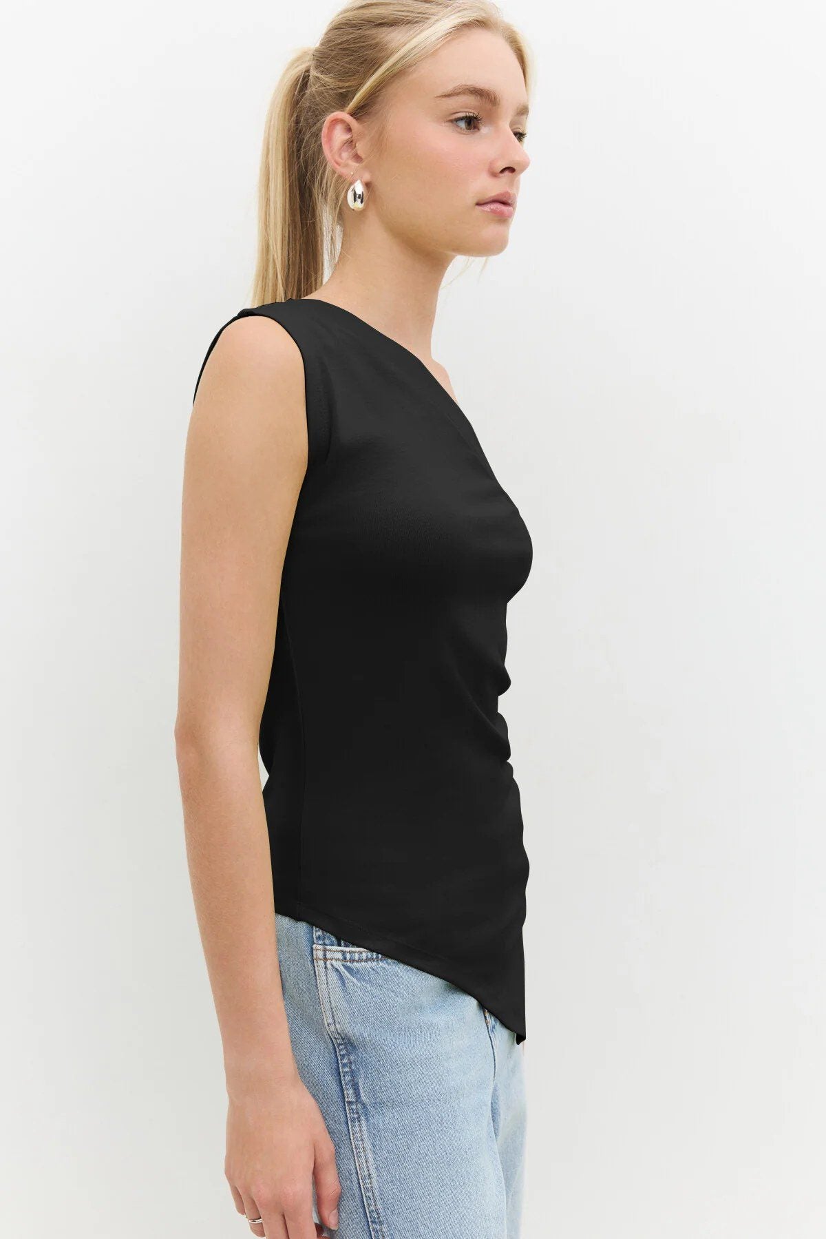 Ärmellose Bluse mit einer Schulter