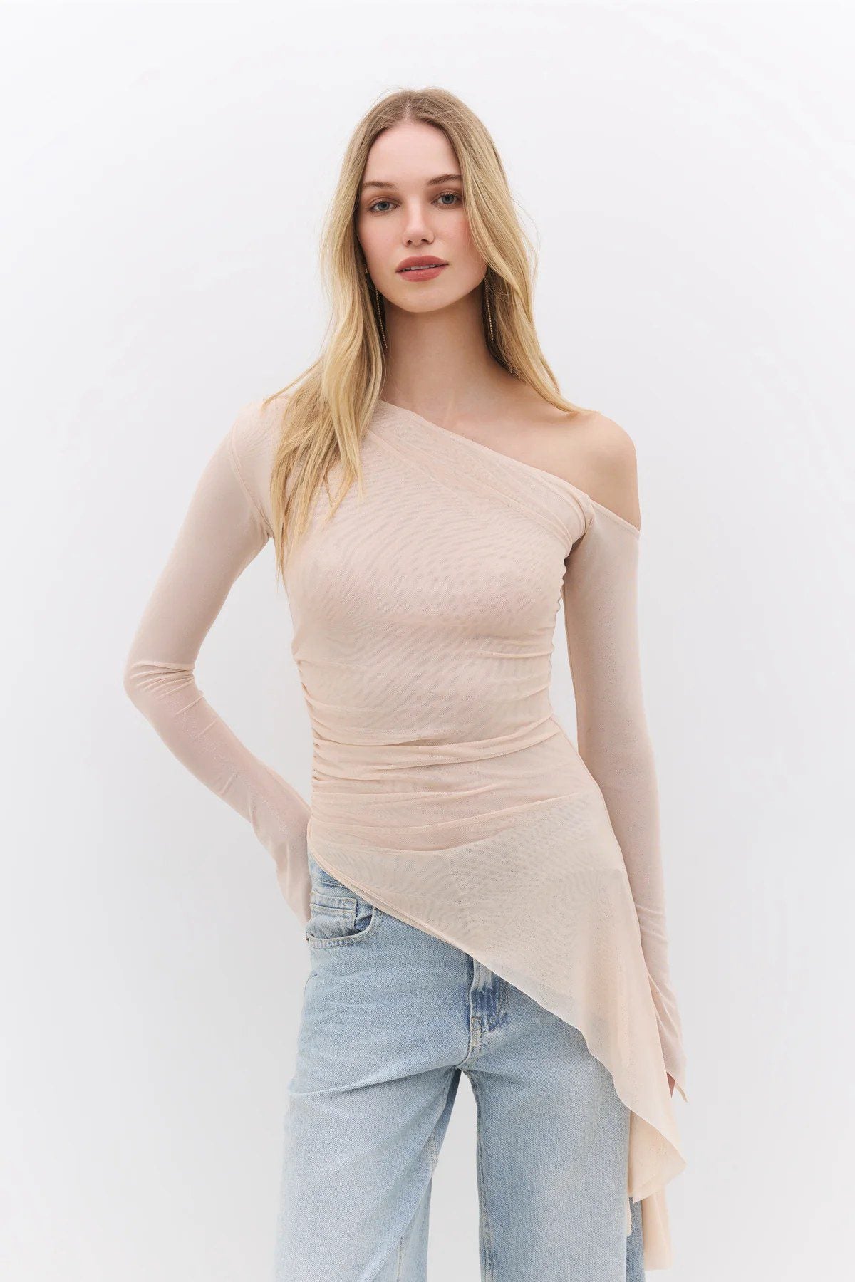 Tüllbluse mit einer Schulter