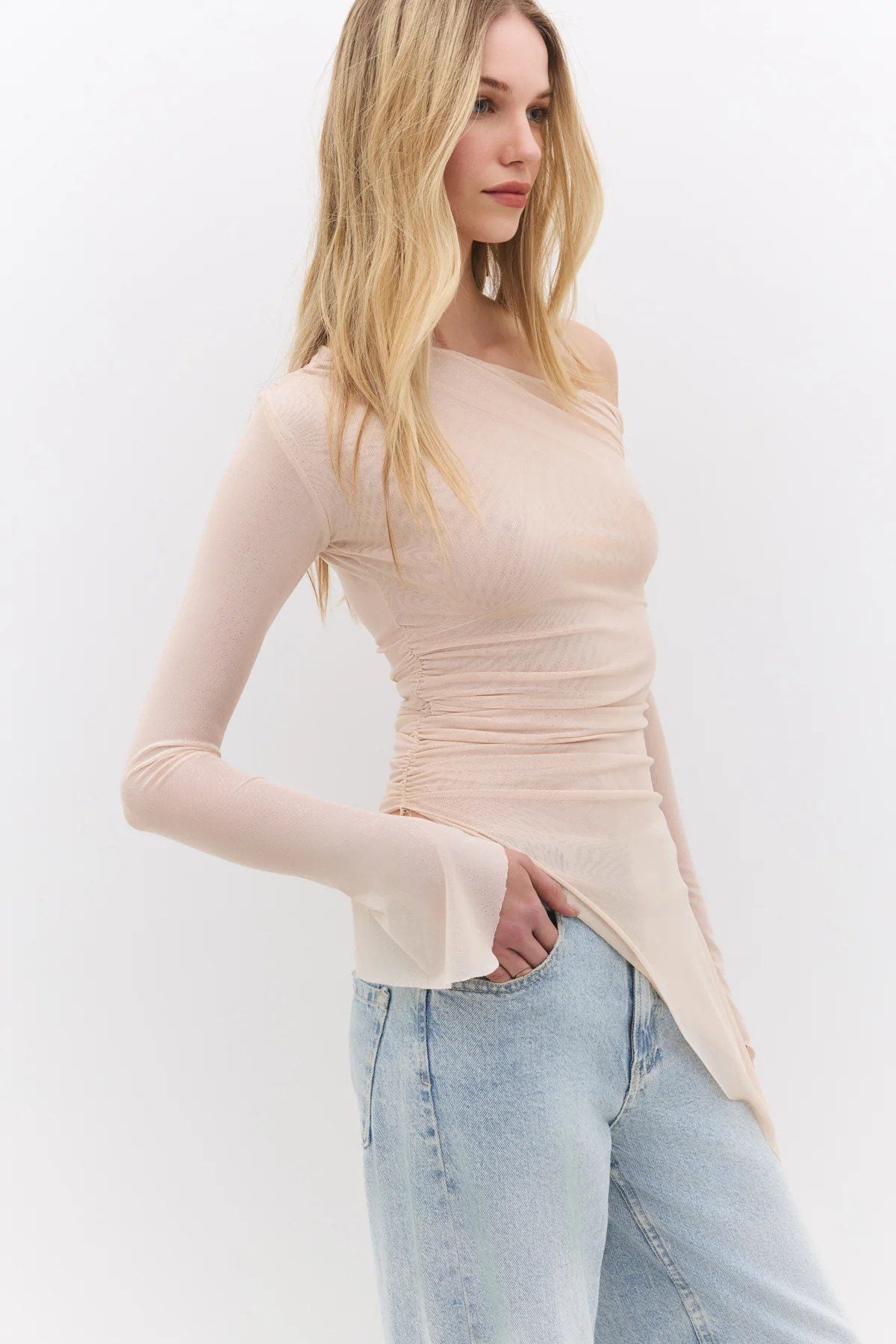 Tüllbluse mit einer Schulter