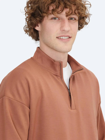 Roter Rollkragenpullover